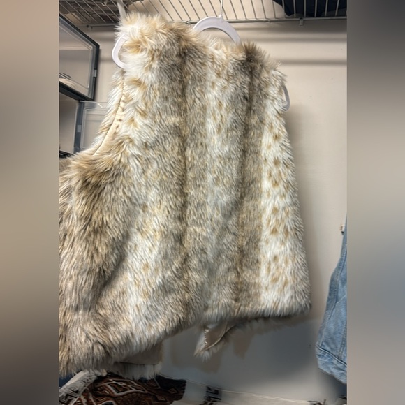 FUR VEST - Picture 2 of 3